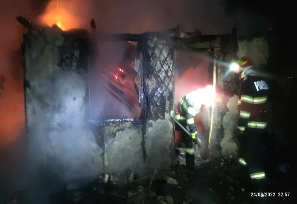 Gospodărie incendiată intenționat în Neamț