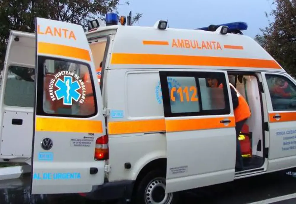 Fetiță de 4 ani, lăsată nesupravegheată, lovită în plin de o mașină