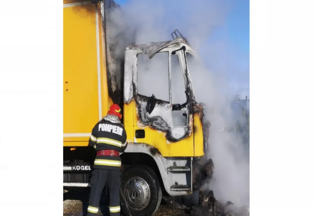 Cabina unui camion a ars ca o torță pe o stradă din Târgu Neamț