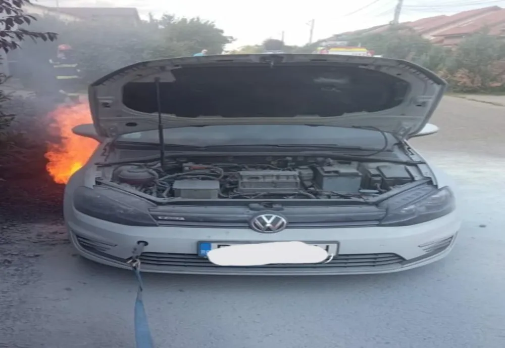 Incendiu la un autoturism pe o stradă din Piatra-Neamț