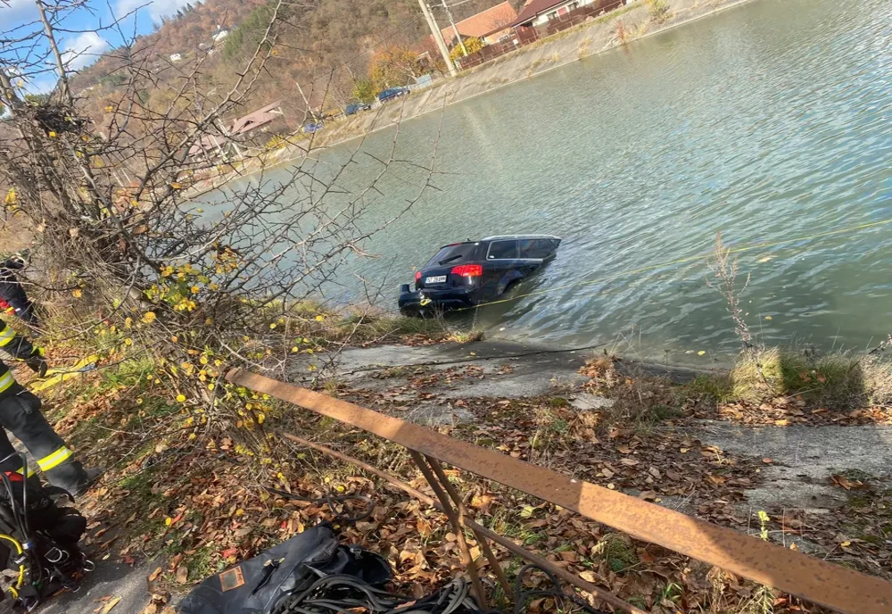 Autoturismul care a căzut ieri seară în canalul Bistrița, scos de pompieri la suprafață