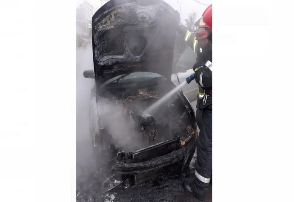 Un autoturism a luat foc din mers în Piatra Neamț