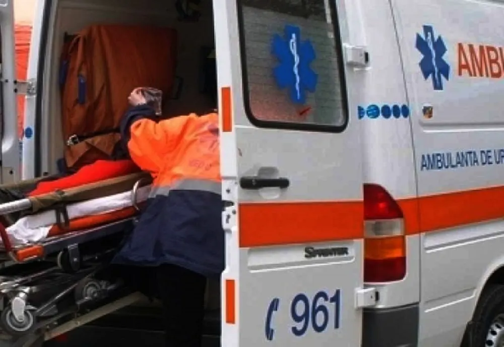 Accident produs de o șoferiță neatentă! Două persoane, rănite