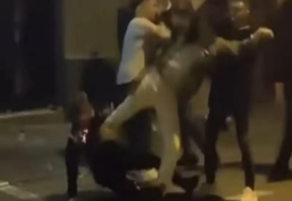 Bătaie ca în Vestul Sălbatic pe o stradă din Târgu Neamț! Nouă persoane, reținute