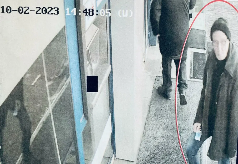 Dacă vedeți această persoană, anunțați poliția! Și-a insușit banii altei persoane