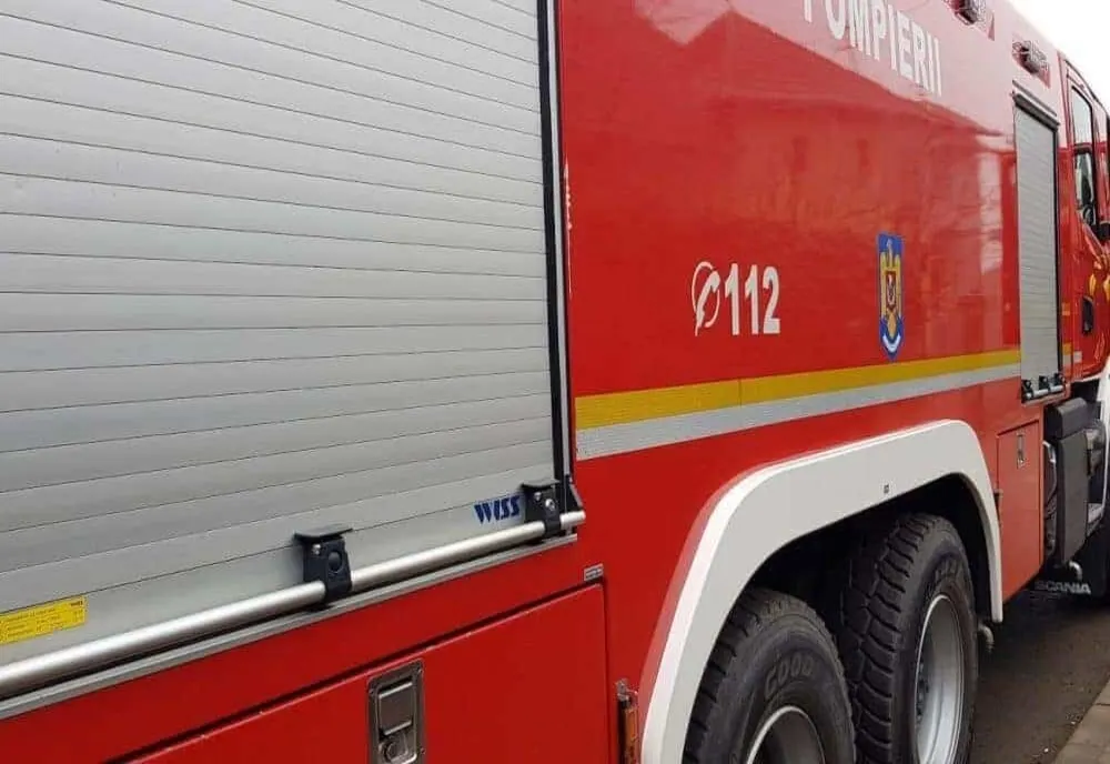 Un bărbat a căzut pe marginea unui lac din Piatra Neamț. A fost nevoie de ajutorul pompierilor pentru a-l salva