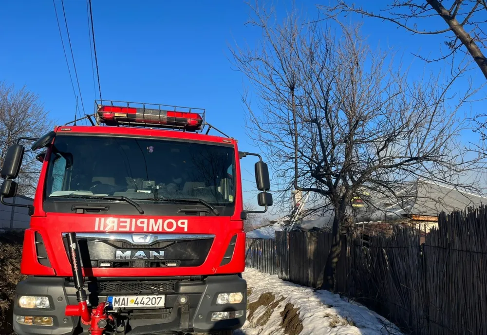 Un coș de fum necurățat a pus pompierii pe drum, în comuna Hangu
