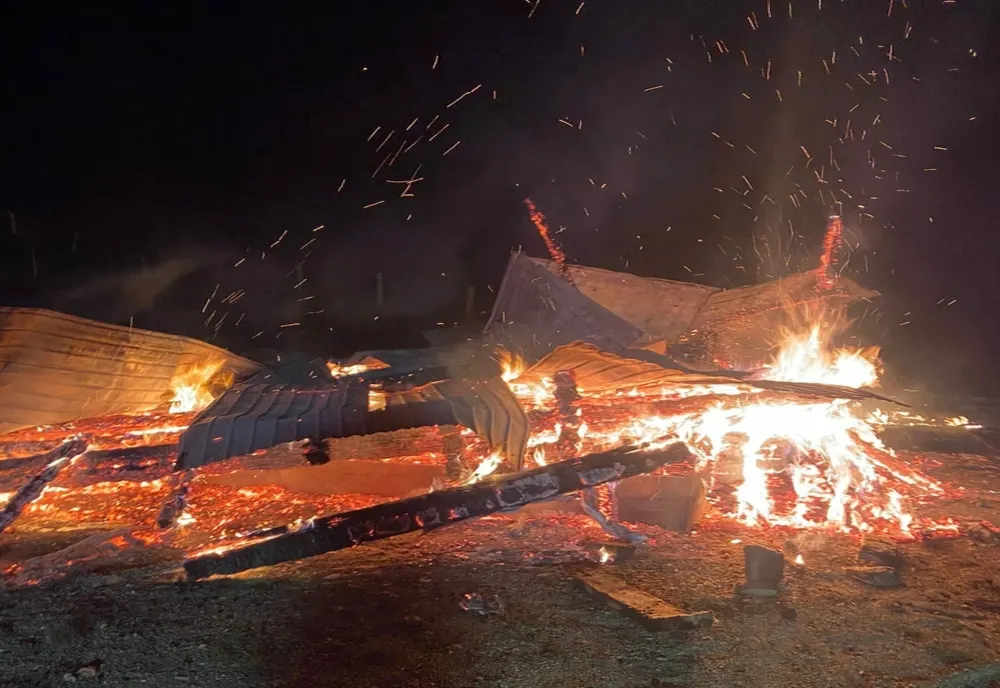 Cabană incendiată intenționat într-o localitate din Neamț