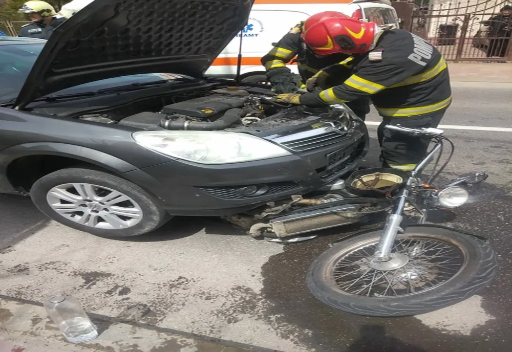 Motociclist prins sub un autoturism în Târgu Neamț