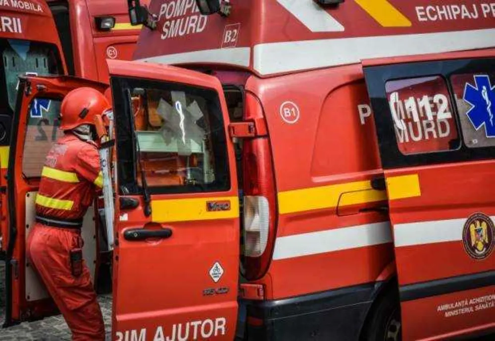 Un bărbat a murit, iar altul a fost rănit după ce au căzut de pe o sanie tractată de o mașină, în Harghita