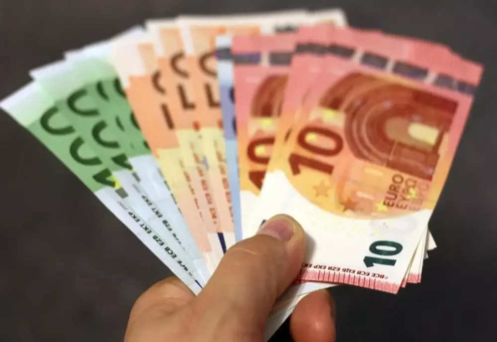 ACESTE BANCNOTE EURO VOR FI RETRASE DIN CIRCULAȚIE. MULȚI ROMÂNI LE FOLOSESC FRECVENT