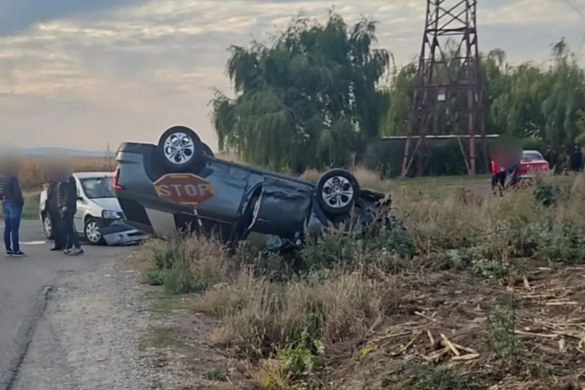 Accident grav în județul Neamț. O mașină s-a răsturnat în afara carosabilului, după ce s-a ciocnit violent cu o alta -FOTO