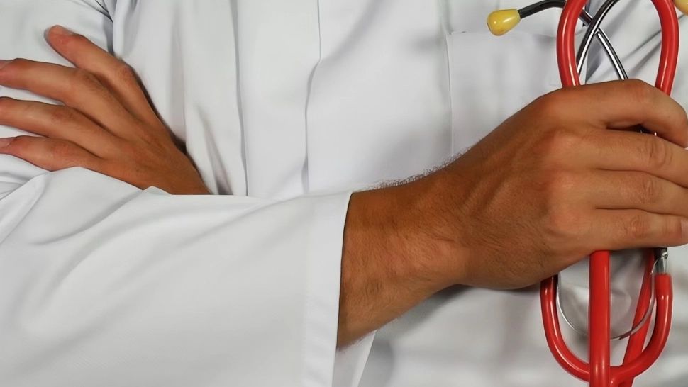 Lux la poarta spitalului. Un director medical din Iași conduce un bolid de peste 100.000 de euro înregistrat pe firma tatălui pensionar