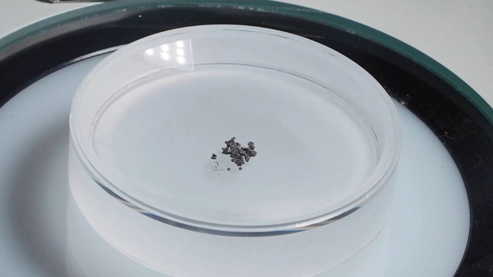 Chinezii au descoperit pe Lună două noi minerale, specifice pământurilor rare