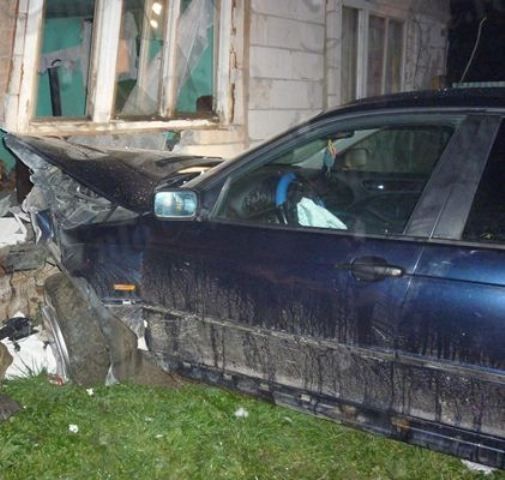 A plecat de la locul accidentului după ce a intrat cu mașina într-o casă