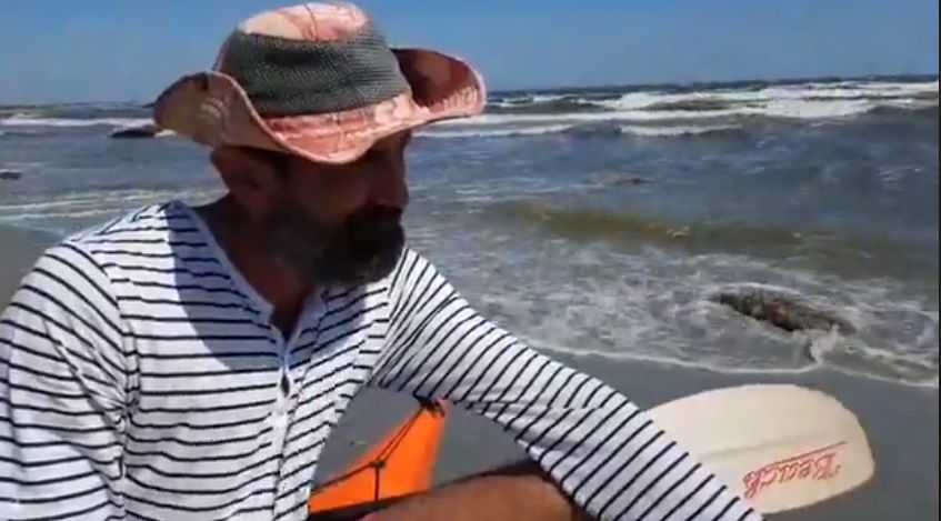 Doi tineri au rămas suspendaţi cu maşina pe munte