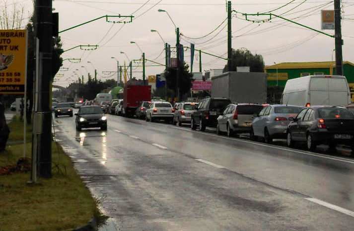 Accident cu trei mașini și două victime la ieșire din Piatra-Neamț