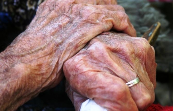 Bătrân luat la bătaie pentru că a refuzat să împrumute cu bani un tânăr