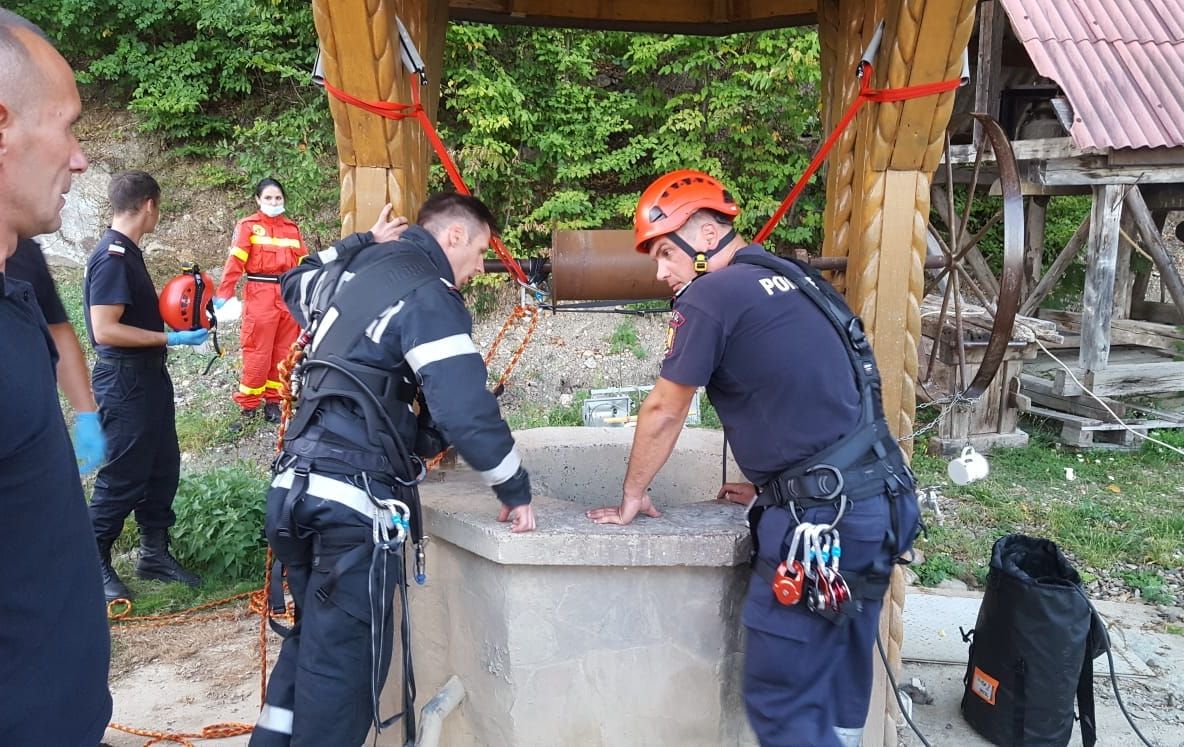 Mort după ce a căzut într-o fântână