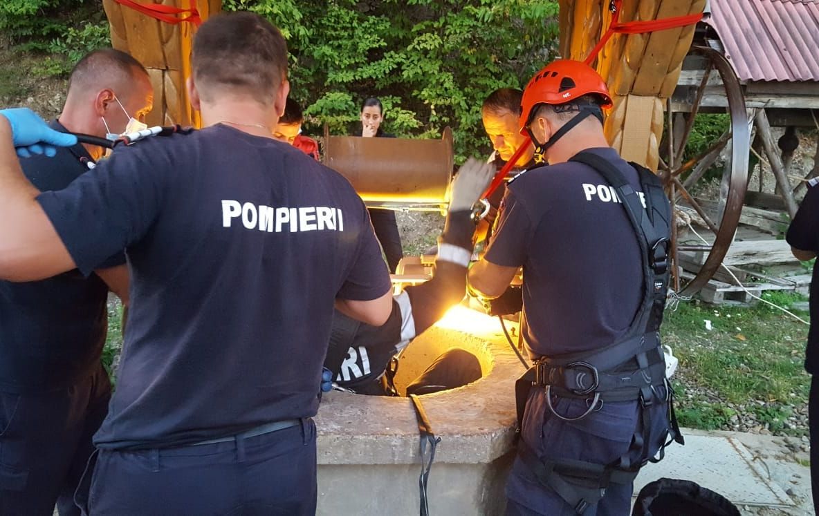 Intervenție dificilă pentru scoaterea unei bovine dintr-o fântână