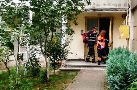 O femeie a scăpat cu viață după ce a căzut de la etaj