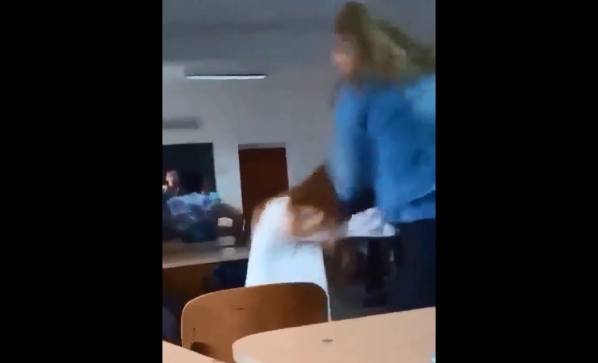 Bătaie între două eleve la un liceu din Târgu-Neamț (VIDEO)