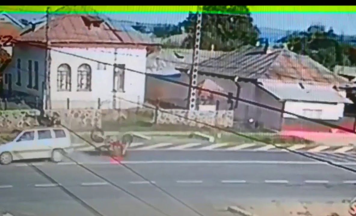 Accident provocat de un motociclist, surprins de camere (VIDEO)