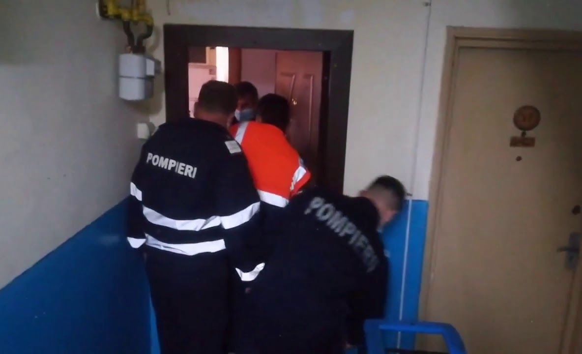 Scos din apartament de pomperi (FOTO-VIDEO)