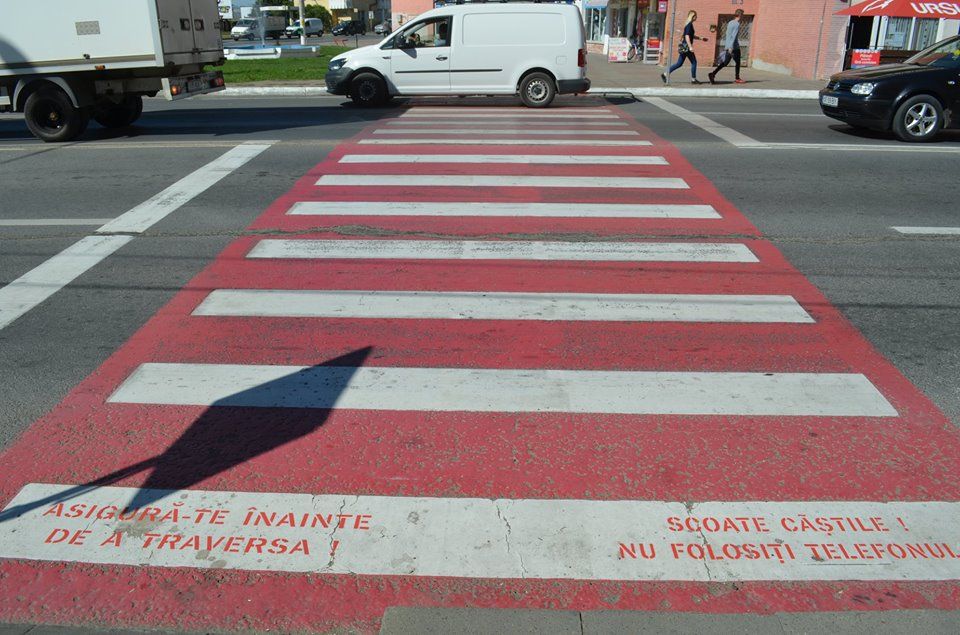 Mesajele de pe trecerile pentru pietoni au apărut și în Roman