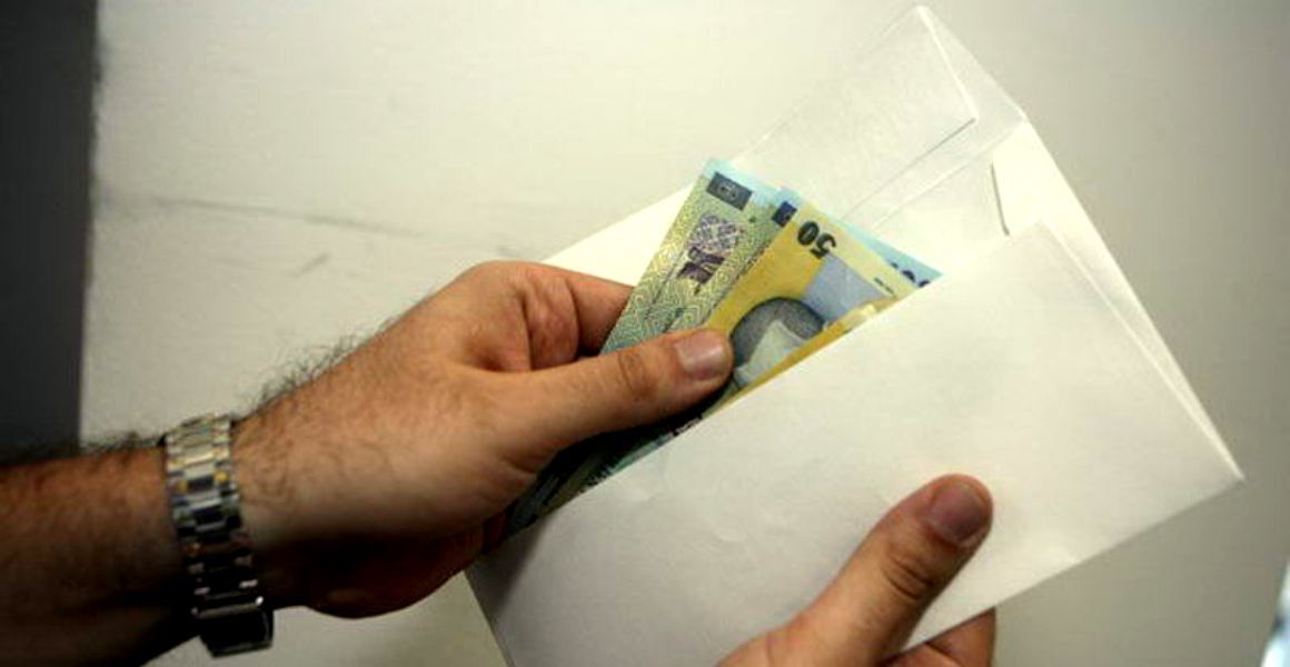 Un medic ortoped al Spitalului Municipal din Roman, prins în flagrant luând mită