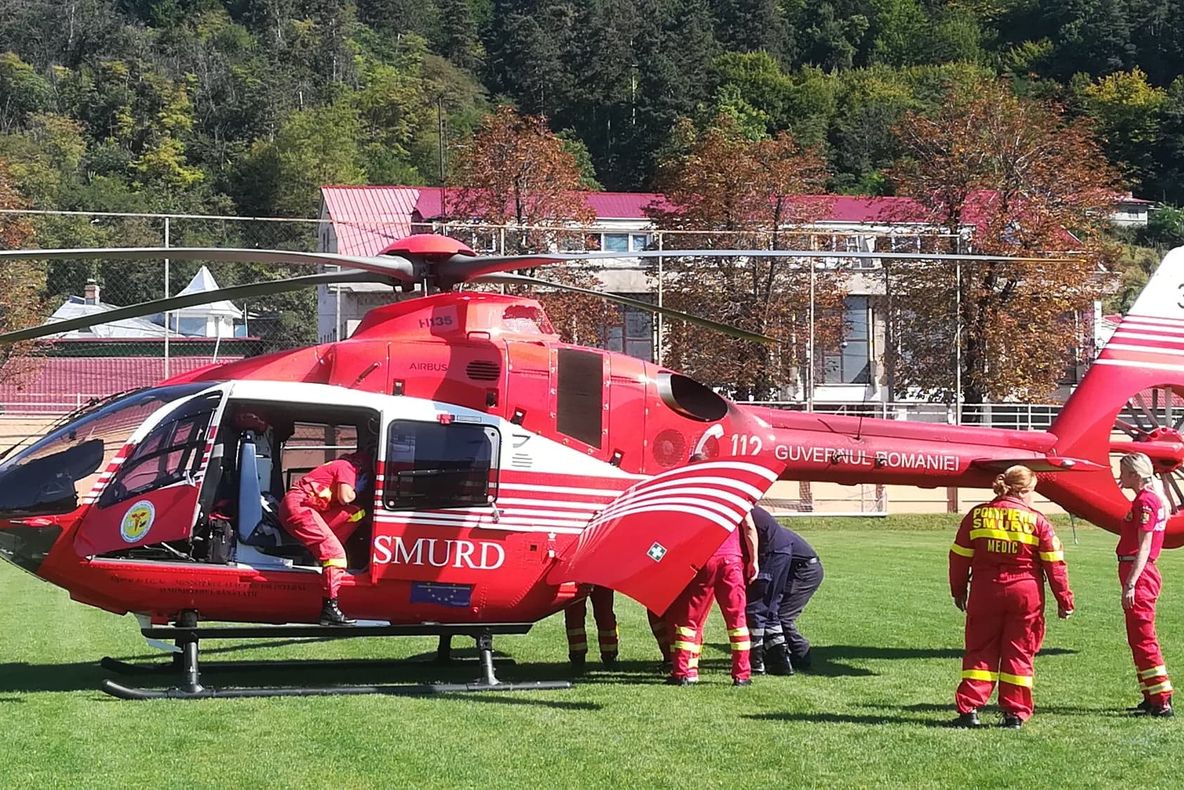 Bărbat împuns de o vacă, transferat cu elicopterul SMURD la un spital din Iași