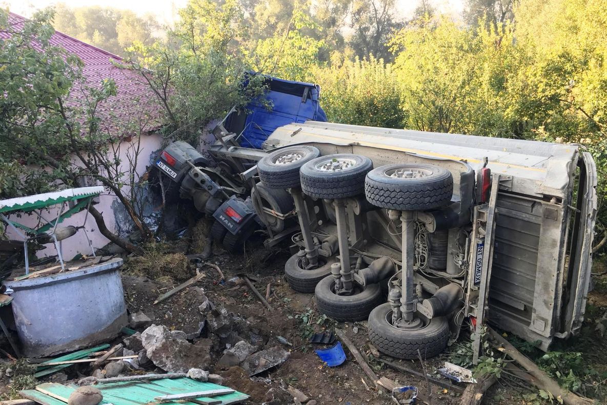 A intrat cu TIR-ul într-o casă (FOTO)
