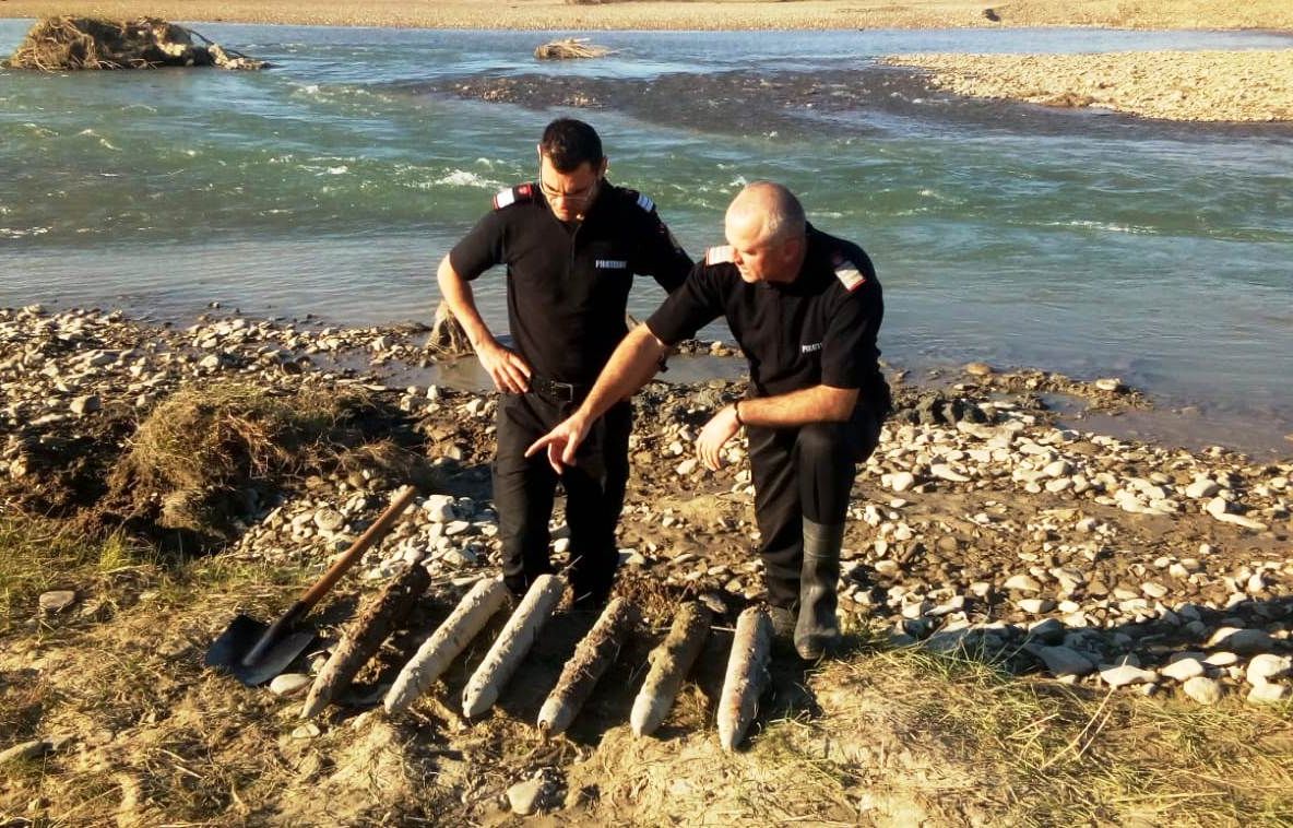 [FOTO] Proiectile de artilerie, descoperite de un pescar pe malul râului Moldova