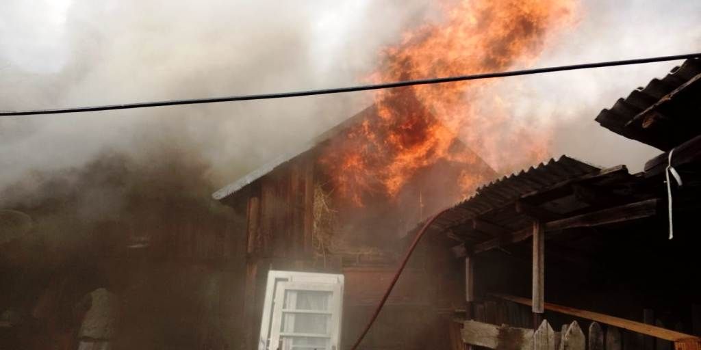 Trei gospodării afectate de un incendiu. O tânără gravidă a ajuns la spital (FOTO)