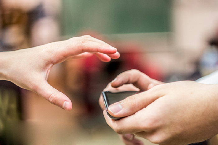 Adolescent de 15 ani, tâlhărit. I-au luat telefonul mobil și 40 de lei