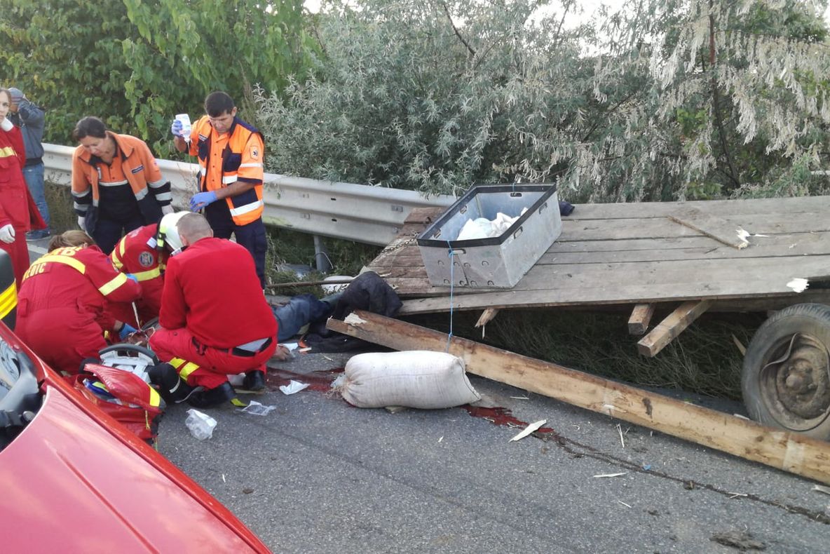 Accident mortal după ce un bărbat și o femeie s-au răsturnat cu căruța
