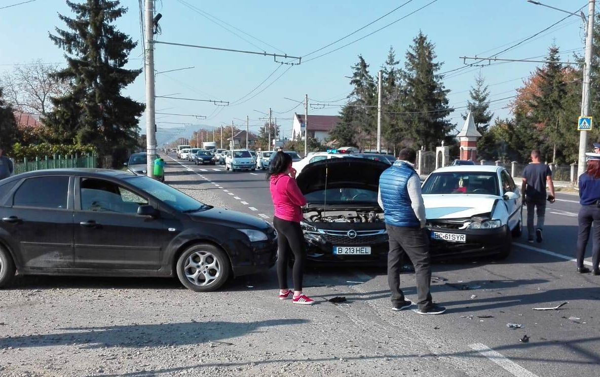 Accident cu trei maşini implicate şi o tânără încarcerată (FOTO)