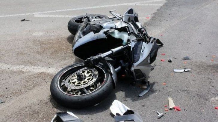 Un tânăr de 17 ani a decedat după ce a intrat cu motocicleta sub un autoturism