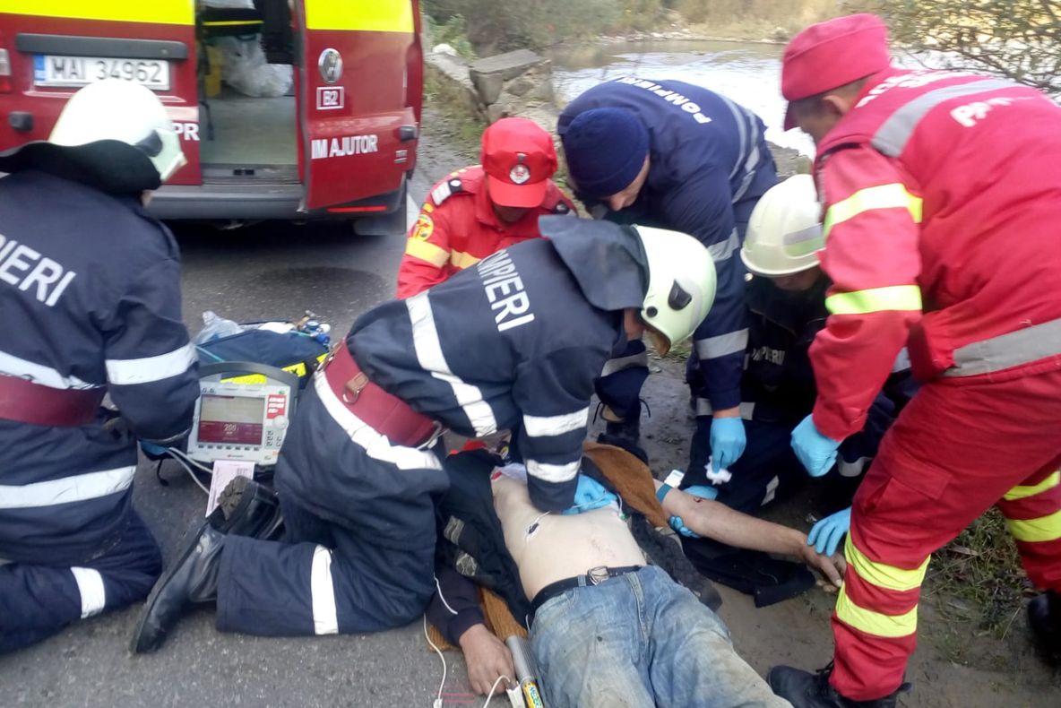 Bărbat decedat pe marginea drumului