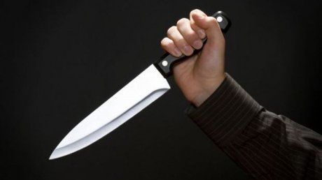 Mai multe persoane amenințate de un tânăr mascat și înarmat cu un cuțit