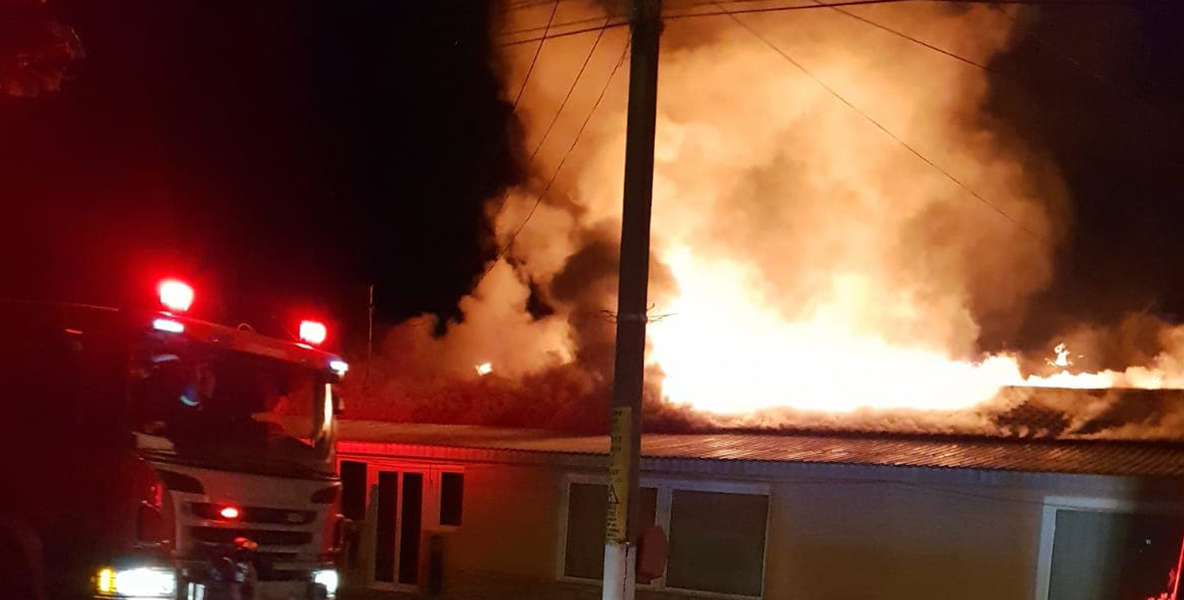 Incendiu la locuința președintelui unei secții de votare. Votul a fost suspendat