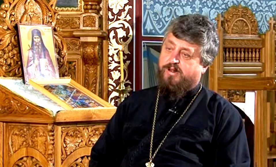 Preot amendat pentru că a lipit afișe pro-referendum