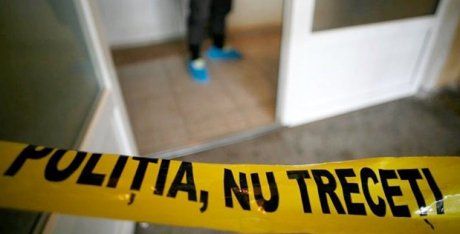 Bărbat găsit decedat în scara blocului