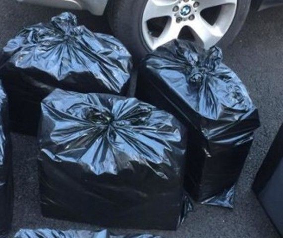 Saci cu țigări de contrabandă, într-o piață din Piatra-Neamț