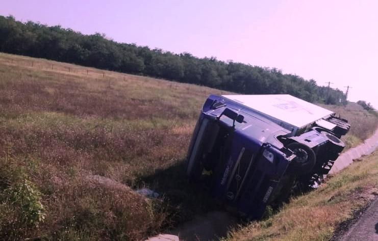 Trafic oprit pe DN 15 după ce un TIR a căzut într-o râpă