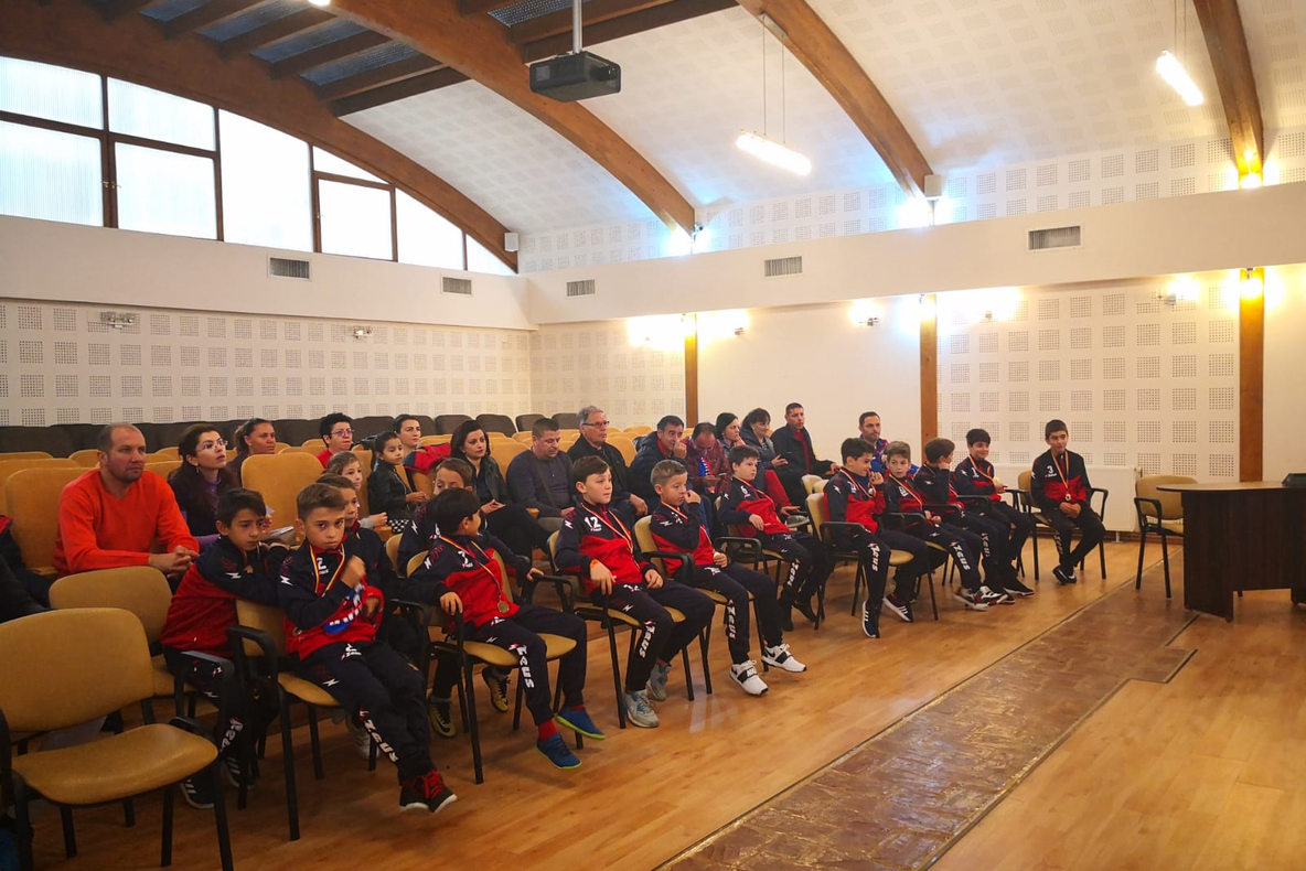 Mobilizare liberală pentru deszăpezirea terenului de fotbal