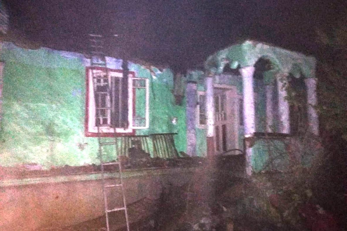Incendiu la o locuință din Tașca, stins de pompieri (FOTO)