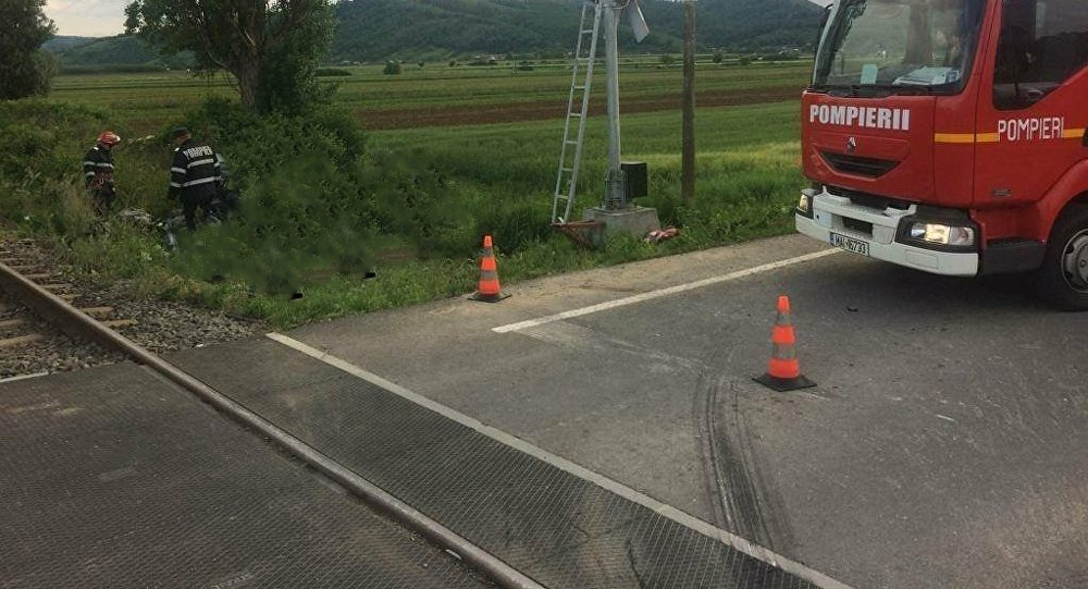 Intervenție pentru un camion blocat pe calea ferată