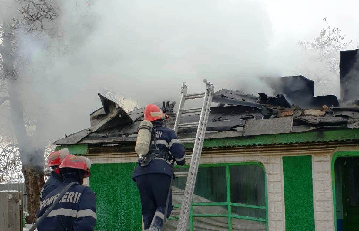 Incendiu la o casă din Costișa. Un bătrân a ajuns la spital (FOTO)