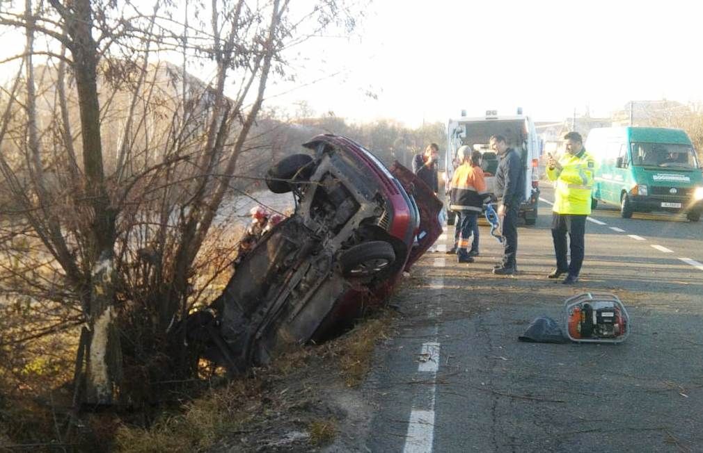 Trei tineri răniți într-un accident rutier. Șoferul era „mort de beat” (FOTO)